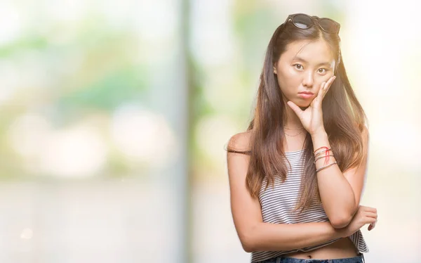 疲れていて 組んだ腕のうつ病問題にうんざりして孤立した背景を考えての上のサングラスの若いアジア女性 — ストック写真