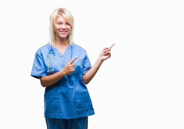 Jovem Bela Mulher Médica Loira Vestindo Uniforme Médico Sobre Fundo — Fotografia de Stock