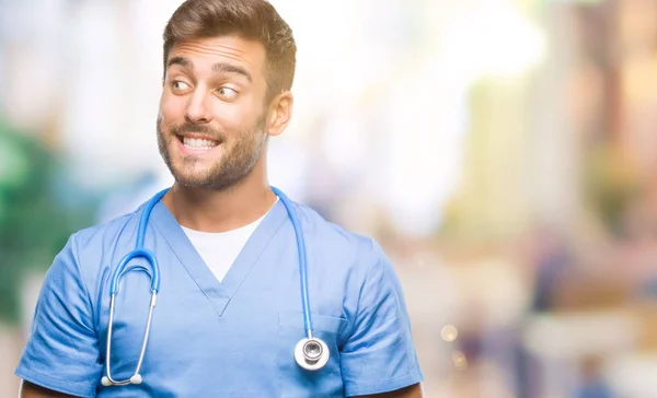 Jonge Knappe Dokter Verpleegkundige Man Geïsoleerde Achtergrond Glimlachend Uitziende Kant — Stockfoto