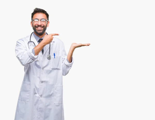 Adulto Ispanico Medico Uomo Sfondo Isolato Stupito Sorridente Alla Fotocamera — Foto Stock