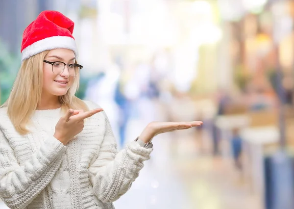 Junge Kaukasische Frau Mit Weihnachtsmütze Über Isoliertem Hintergrund Erstaunt Und — Stockfoto