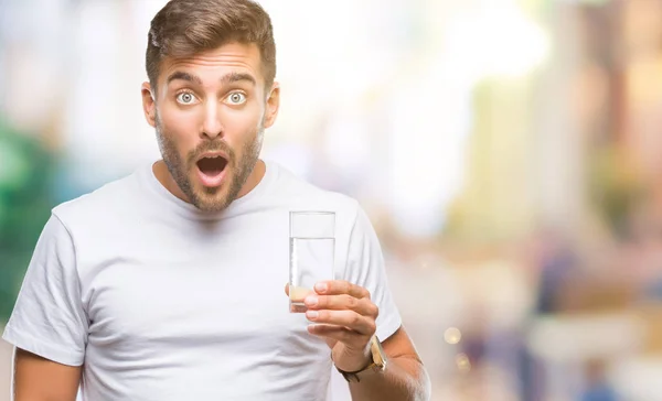 Jonge Knappe Man Glas Water Drinken Geïsoleerde Achtergrond Bang Schok — Stockfoto