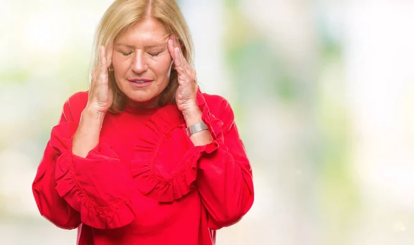 中年以上の金髪女性は頭の頭の中の痛みのために手でバック グラウンドを分離したストレス 片頭痛に苦しんでいます — ストック写真