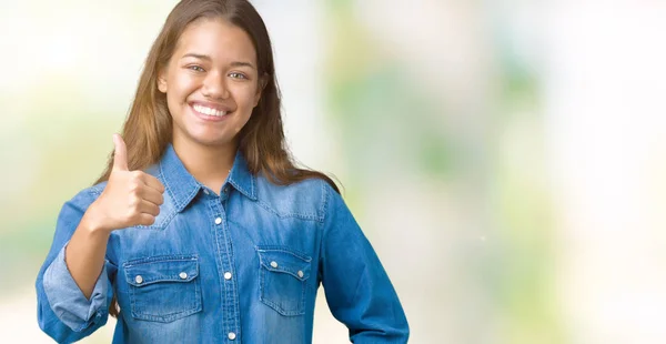 Giovane Bella Donna Bruna Che Indossa Camicia Jeans Blu Sfondo — Foto Stock