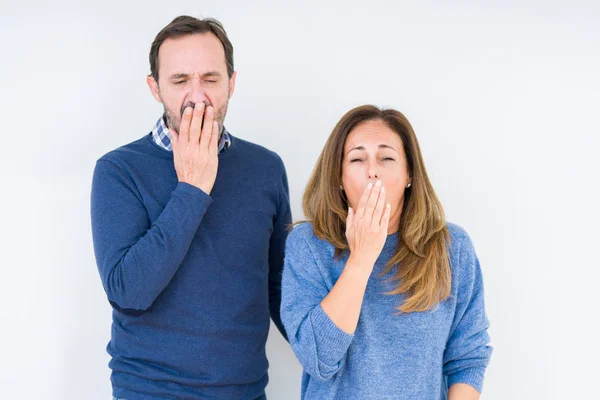 Hermosa Pareja Mediana Edad Amor Sobre Fondo Aislado Aburrido Bostezo —  Fotos de Stock