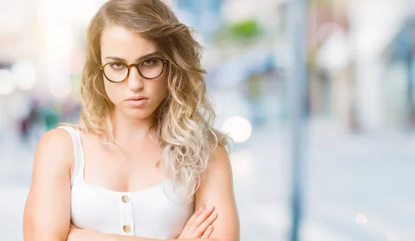 Piękna Młoda Kobieta Blondynka Okularach Białym Tle Sceptykiem Nerwowy Dezaprobaty — Zdjęcie stockowe