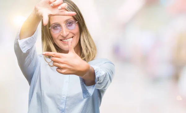 Jovem Mulher Bonita Vestindo Óculos Sol Sobre Fundo Isolado Sorrindo — Fotografia de Stock