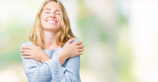 Hermosa Mujer Joven Con Suéter Azul Sobre Fondo Aislado Abrazándose — Foto de Stock