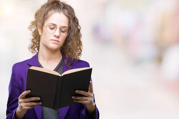 Jovem Morena Estudante Menina Vestindo Uniforme Escolar Lendo Livro Sobre — Fotografia de Stock