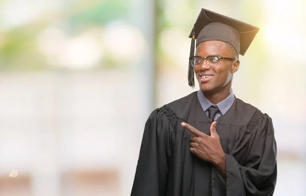 Mladý Absolvent Afroamerické Muže Izolované Pozadí Veselá Úsměvem Tvář Rukou — Stock fotografie