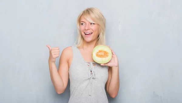 Mujer Caucásica Adulta Sobre Pared Gris Grunge Comiendo Melón Melón — Foto de Stock