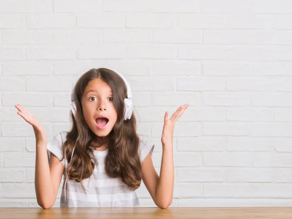 Unga Spansktalande Kid Sitter Bord Bär Hörlurar Mycket Glad Och — Stockfoto