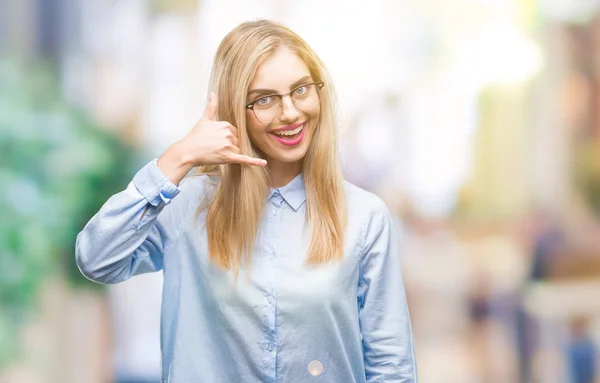Mladá Krásná Blondýna Obchodních Žena Nosí Brýle Izolované Pozadí Úsměvem — Stock fotografie