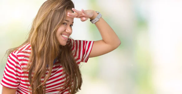 Joven Mujer Morena Hermosa Con Rayas Camiseta Sobre Fondo Aislado — Foto de Stock