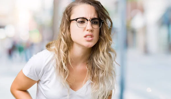 Hermosa Mujer Rubia Joven Con Gafas Sobre Fondo Aislado Con —  Fotos de Stock