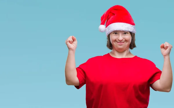 Jonge Volwassen Vrouw Met Downsyndroom Dragen Kerstmuts Geïsoleerde Achtergrond Vieren — Stockfoto