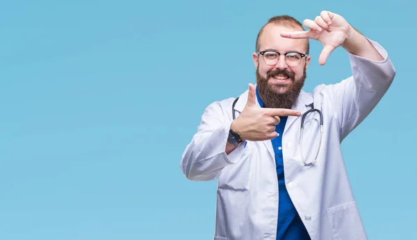 Joven Médico Caucásico Vestido Con Bata Blanca Médica Sobre Fondo — Foto de Stock