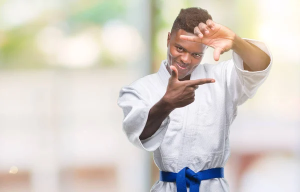 Jovem Afro Americano Sobre Fundo Isolado Vestindo Quimono Sorrindo Fazendo — Fotografia de Stock