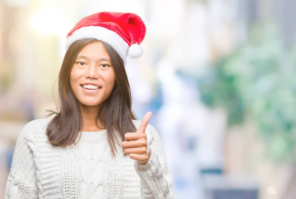 Jovem Mulher Asiática Vestindo Chapéu Natal Sobre Fundo Isolado Fazendo — Fotografia de Stock
