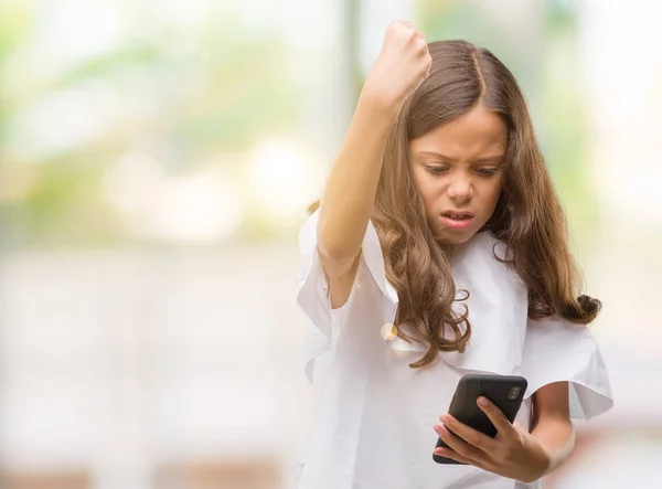 Brunette Hispanic Girl Using Smartphone Annoyed Frustrated Shouting Anger Crazy — Stock Photo, Image