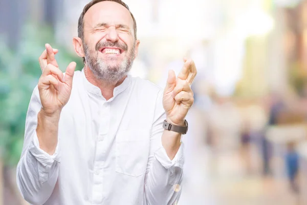 Middelbare Leeftijd Hoary Senior Man Geïsoleerde Achtergrond Glimlachend Kruising Vingers — Stockfoto