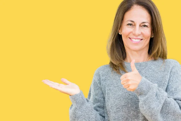 Mulher Meia Idade Bonita Vestindo Camisola Inverno Sobre Fundo Isolado — Fotografia de Stock