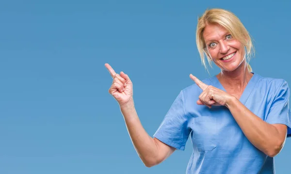 Orta Yaş Sarışın Kadın Doktor Hemşire Üniforması Üzerinde Gülümseyen Iki — Stok fotoğraf
