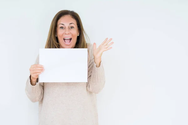 Mujer Mediana Edad Sosteniendo Hoja Papel Blanco Sobre Fondo Aislado —  Fotos de Stock