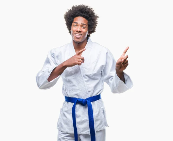 Afro Amerikai Ember Karate Kimonó Elszigetelt Háttér Mosolyogva Néz Kamerába — Stock Fotó