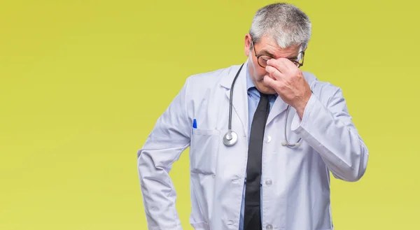 Bonito Médico Sênior Sobre Fundo Isolado Cansado Esfregando Nariz Olhos — Fotografia de Stock