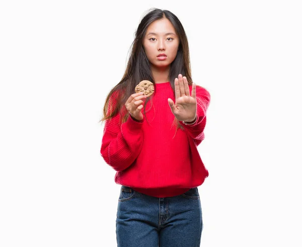 Giovane Donna Asiatica Mangiare Biscotti Gocce Cioccolato Sfondo Isolato Con — Foto Stock