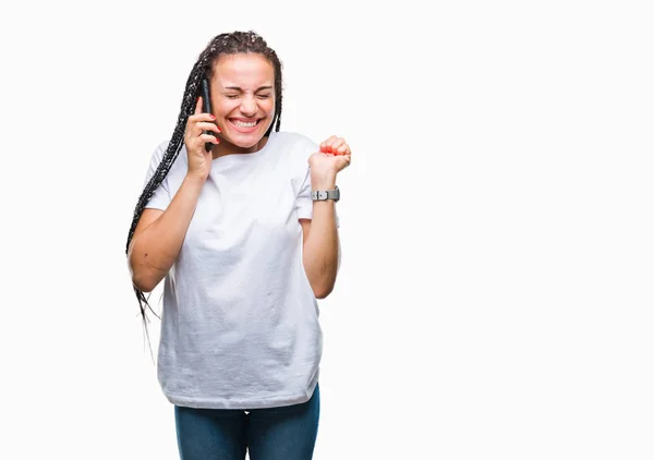 年轻的辫子头发非洲裔美国女孩显示打电话使用智能手机在孤立的背景尖叫骄傲和庆祝胜利和成功非常兴奋 欢呼的情感 — 图库照片