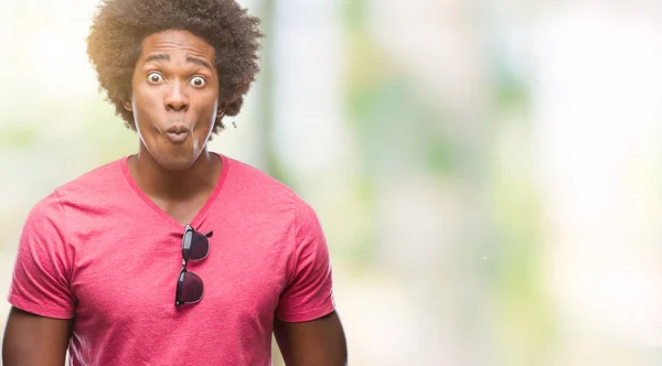 Afro Amerikansk Man Över Isolerade Bakgrund Gör Fisk Ansikte Med — Stockfoto