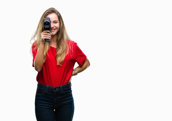 Jovem Mulher Loira Bonita Filmando Usando Câmera Vintage Sobre Fundo — Fotografia de Stock