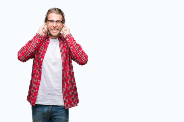 騒々しい音楽のノイズの腹式指で耳を覆う孤立した背景に眼鏡長い髪の若いハンサムな男 聴覚障害者の概念 — ストック写真