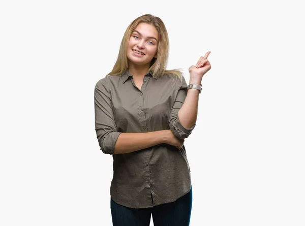 若い白人ビジネス女性の顔に大きな笑みを浮かべて隔離された背景にカメラを見ている側の手と指で指す — ストック写真