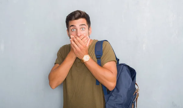 Turystyczna Przystojny Młody Człowiek Szary Mur Noszenie Plecaka Szoku Obejmujące — Zdjęcie stockowe