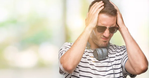 Hombre Joven Guapo Con Auriculares Que Sufren Dolor Cabeza Desesperado — Foto de Stock