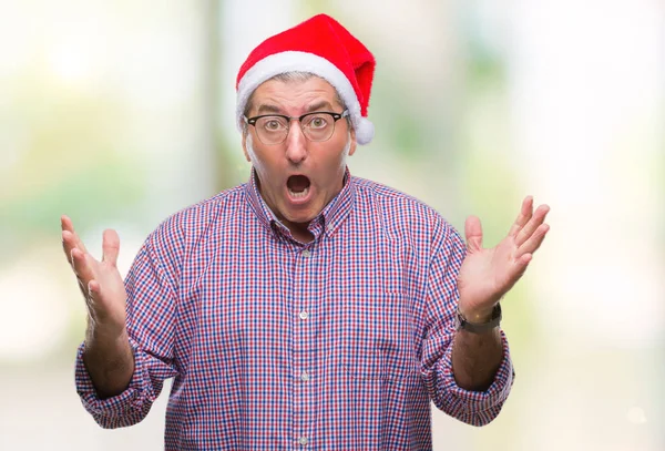 Красивый Пожилой Человек Рождественской Шляпе Изолированном Фоне Празднует Безумие Удивляется — стоковое фото