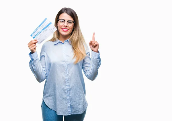 Joven Hermosa Mujer Sosteniendo Tarjeta Embarque Sobre Fondo Aislado Sorprendida — Foto de Stock