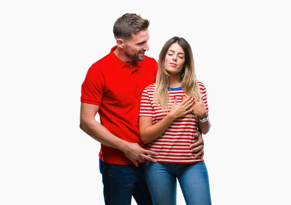 Jovem Casal Apaixonado Por Fundo Isolado Sorrindo Com Mãos Peito — Fotografia de Stock