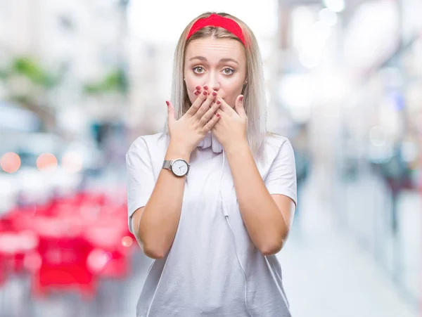 Młoda Kobieta Blonde Noszenie Słuchawek Słuchanie Muzyki Białym Tle Szoku — Zdjęcie stockowe