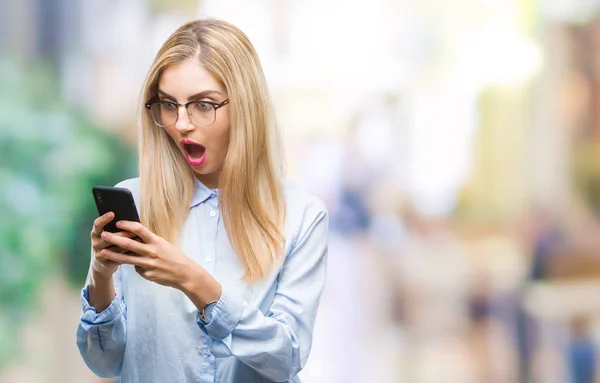 Jonge Mooie Blonde Zakenvrouw Met Smartphone Geïsoleerde Achtergrond Bang Schok — Stockfoto