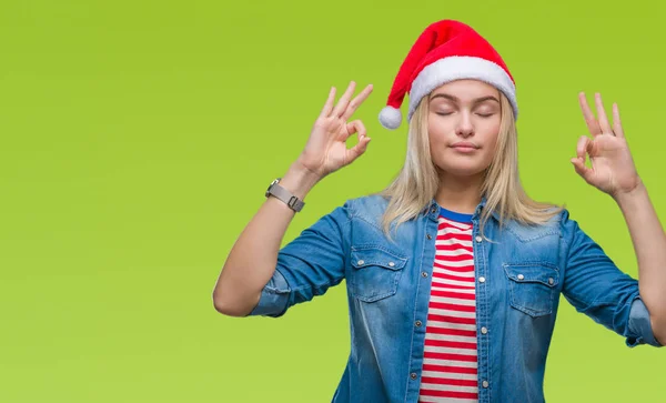 Junge Kaukasische Frau Mit Weihnachtsmütze Über Isoliertem Hintergrund Entspannen Und — Stockfoto
