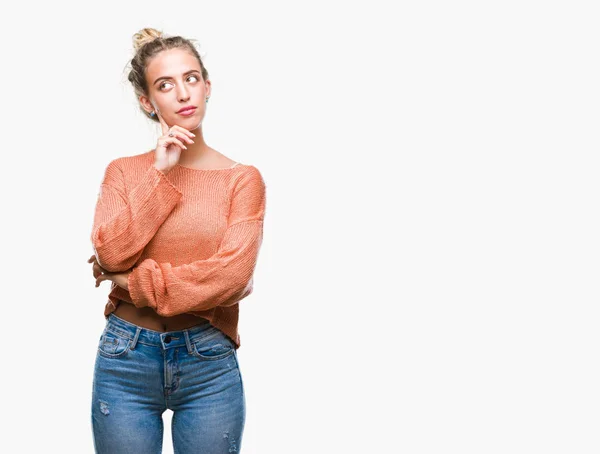 Linda Jovem Loira Sobre Fundo Isolado Com Mão Queixo Pensando — Fotografia de Stock