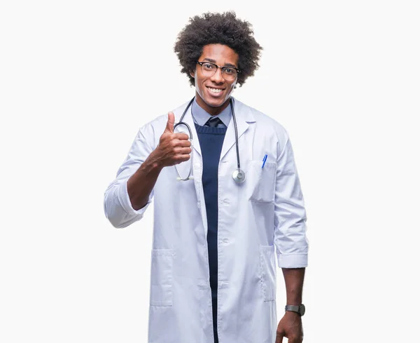 Afro Amerykański Lekarz Mężczyzna Białym Tle Robi Szczęśliwy Kciuk Górę — Zdjęcie stockowe