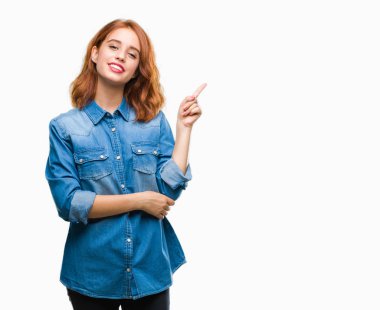 Kameraya bakarak yan el ve parmak ile işaret izole arka yüzünde kocaman bir gülümseme ile genç güzel kadın.