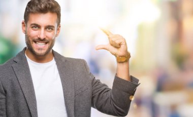 Genç yakışıklı iş adamı izole arka plan gülümseyen ve boyutu işaret parmaklı ararken ve kamera işi el ile kendinden emin eller üzerinde. Ölçü kavramı.