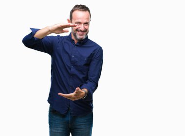 Orta yaş ağarmış komuta sizde izole arka plan ile el hareketi üzerinde büyük ve büyük boy işaret, ölçü birimi sembol gösteren eller. Kameraya bakarak gülümsüyordu. Ölçüm kavramı.