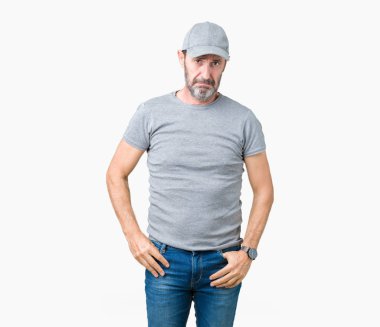 Kızgın ve korkmuş ağlıyor depresif izole arka plan üzerinde spor kap ve sıkıntı, endişe giymiş yakışıklı orta yaş ağarmış komuta sizde. Üzgün ifade.